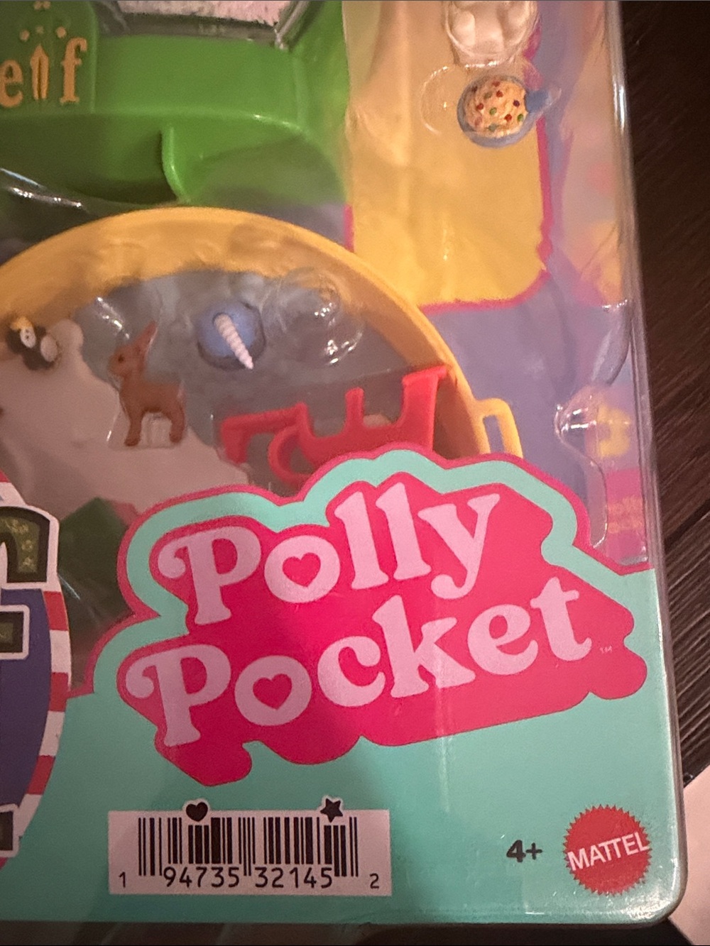 Polly Pocket Elf Playset – Green & Yellow Holiday Mini Playset - Picture 2 of 5